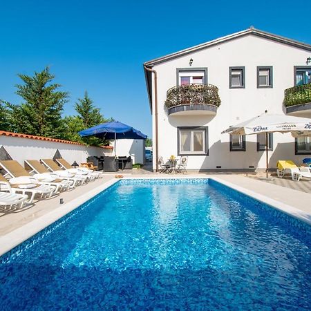 Apartments With Pool In Pula,Croatia Buitenkant foto