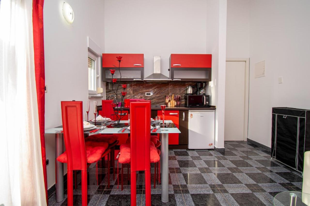 Apartments With Pool In Pula,Croatia Buitenkant foto