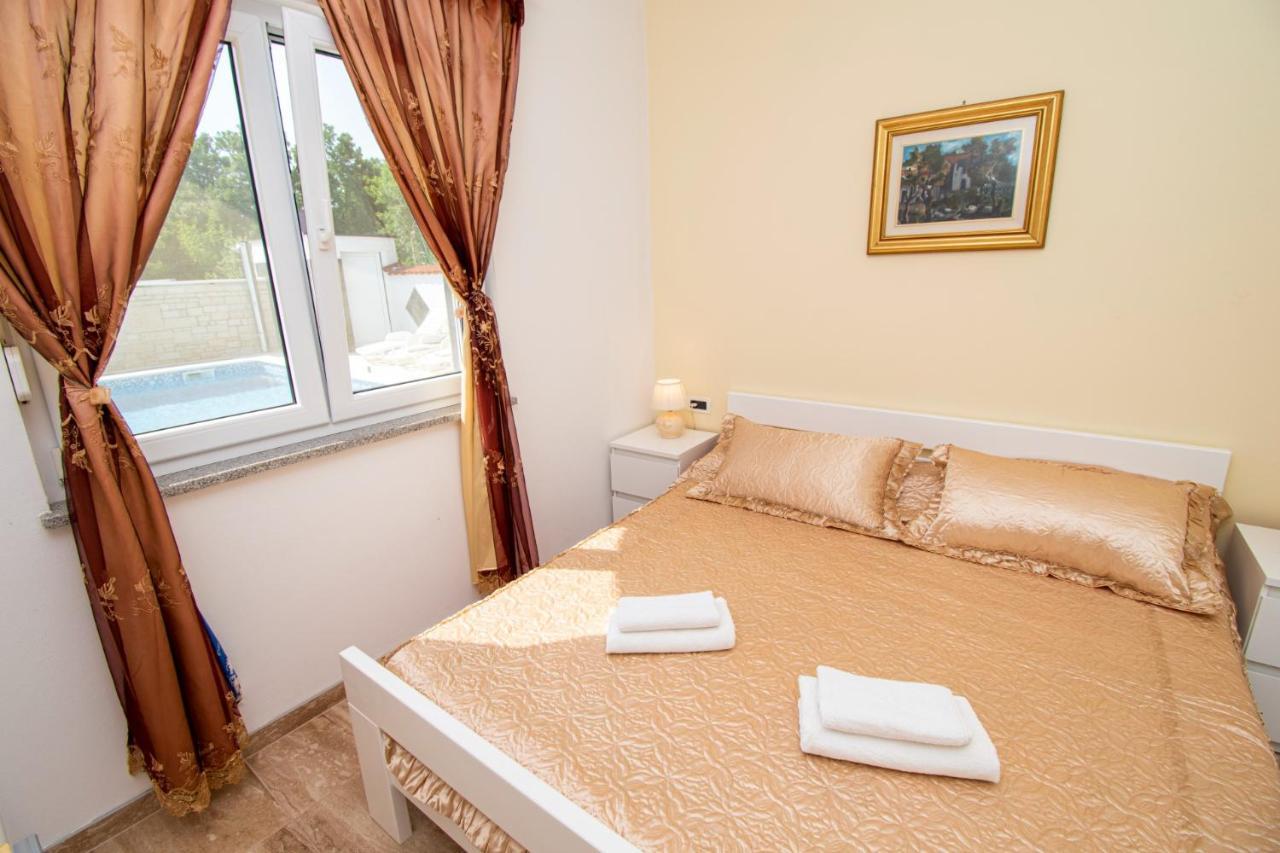 Apartments With Pool In Pula,Croatia Buitenkant foto