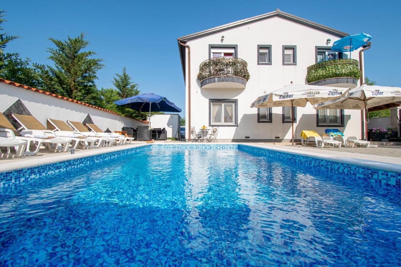 Apartments With Pool In Pula,Croatia Buitenkant foto