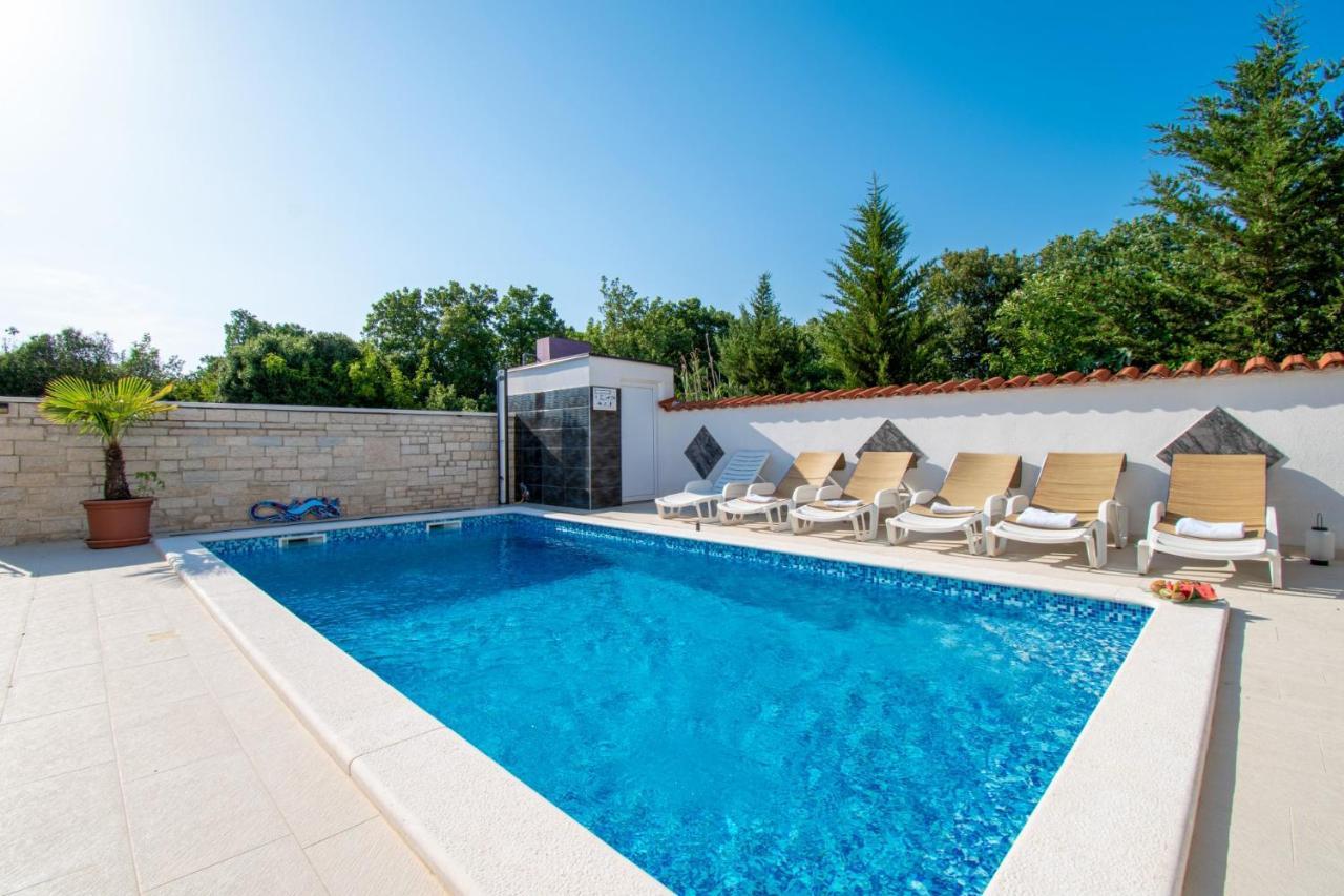 Apartments With Pool In Pula,Croatia Buitenkant foto
