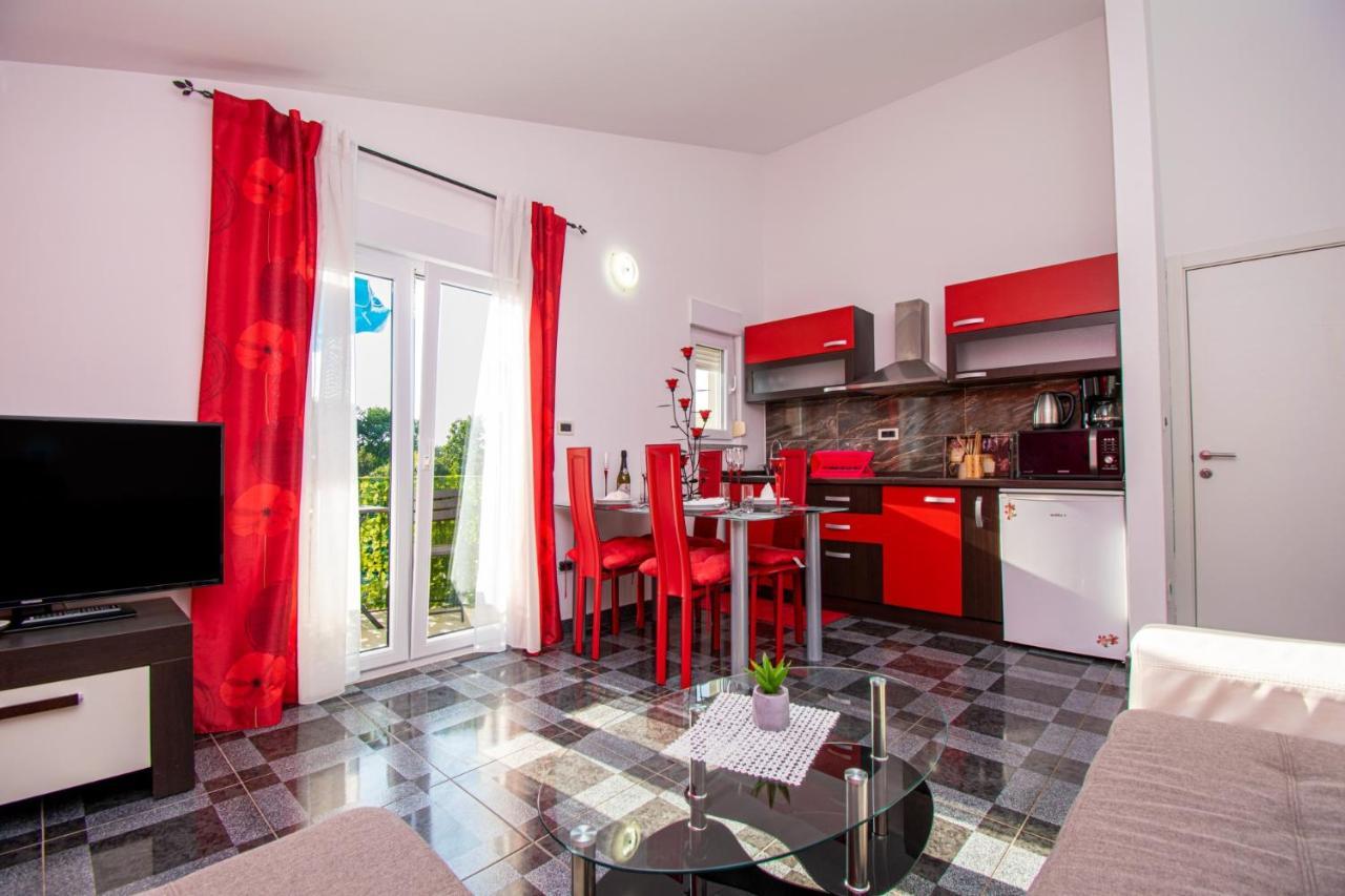 Apartments With Pool In Pula,Croatia Buitenkant foto