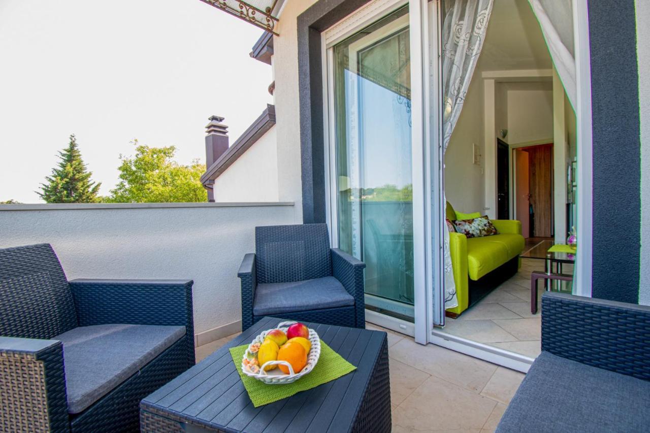 Apartments With Pool In Pula,Croatia Buitenkant foto