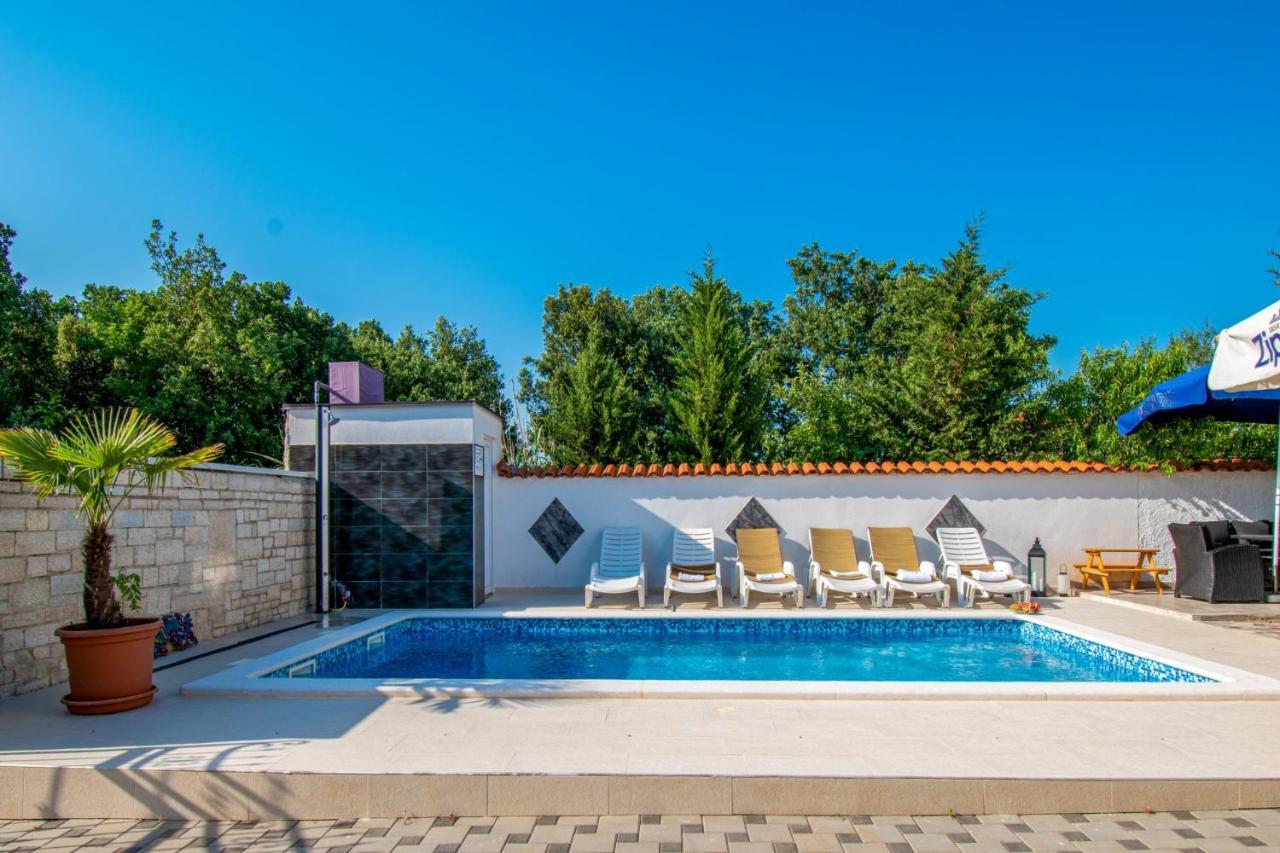 Apartments With Pool In Pula,Croatia Buitenkant foto